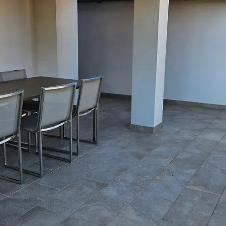 Laguna 33, 33a